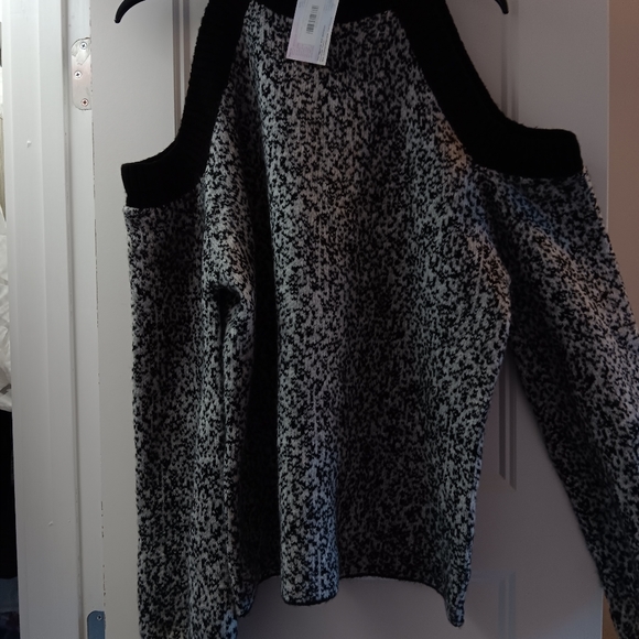 Ladies cold shoulder sweater - Picture 2 of 2